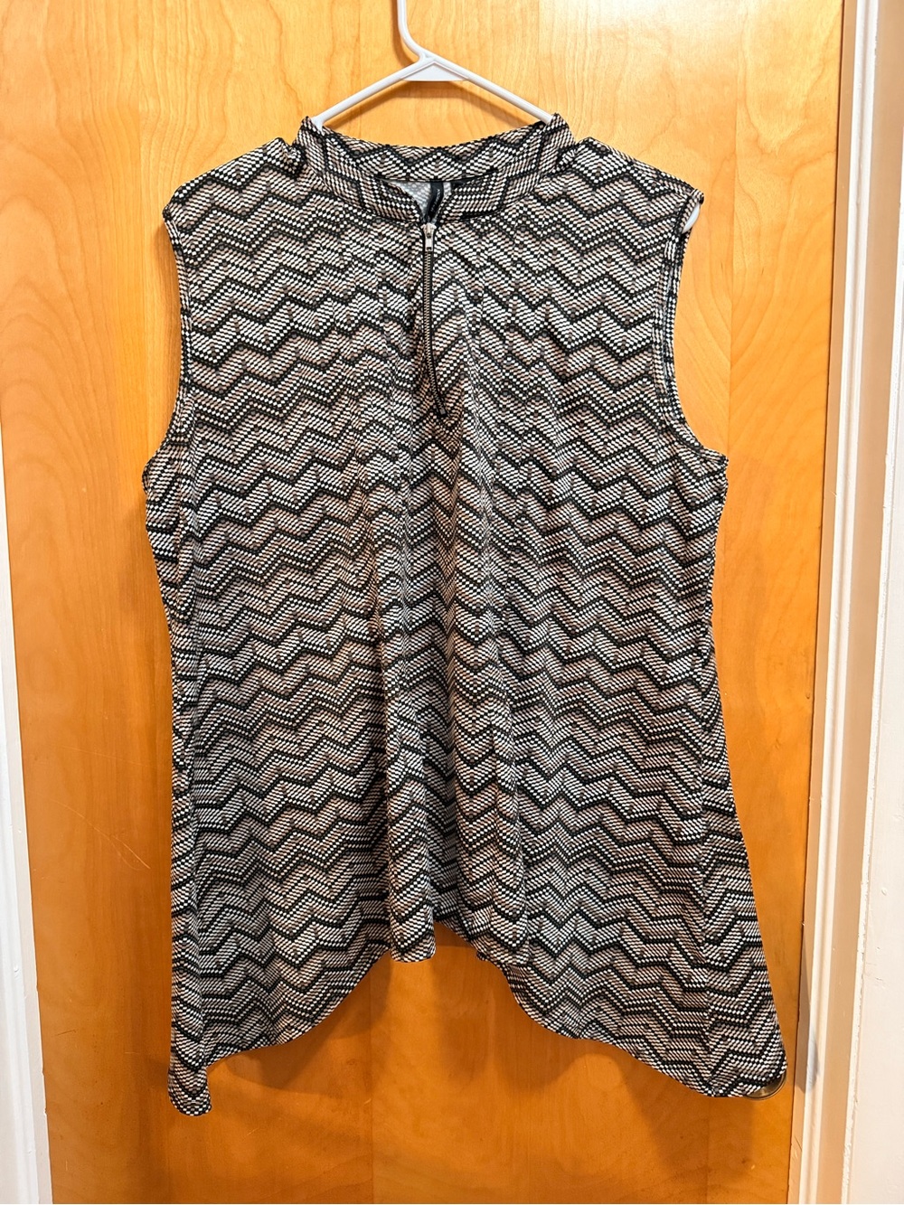 New Direction Sleeveless Chevron Zip-Front Top - Black & White & Brown size Xl